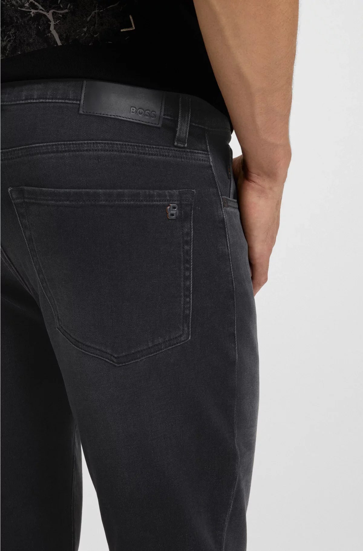 TAPERED-FIT JEANS IN BLACK COMFORT-STRETCH DENIM