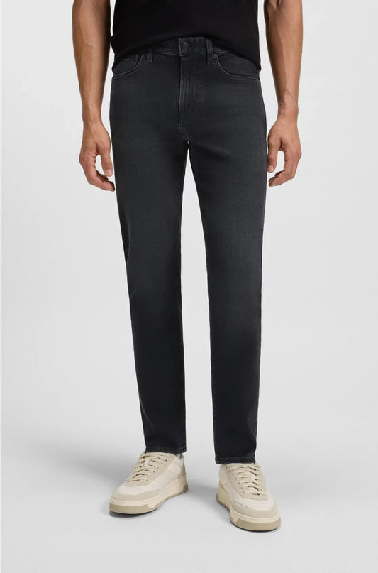 TAPERED-FIT JEANS IN BLACK COMFORT-STRETCH DENIM